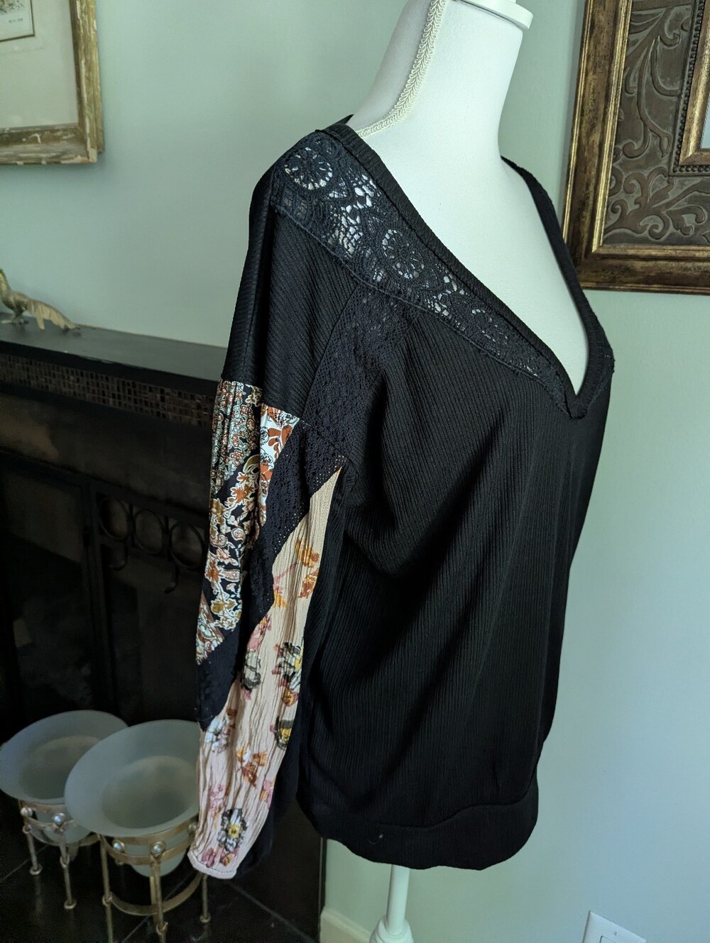 Gimmicks Women's Small Black Ribbed V-Neck Top Lace Detail Floral Sleeves - Picture 3 of 9